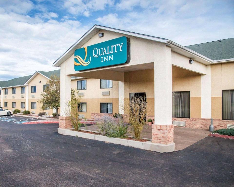 wysokiej jakości znak gospody na przedniej części budynku w obiekcie Quality Inn Airport w mieście Colorado Springs
