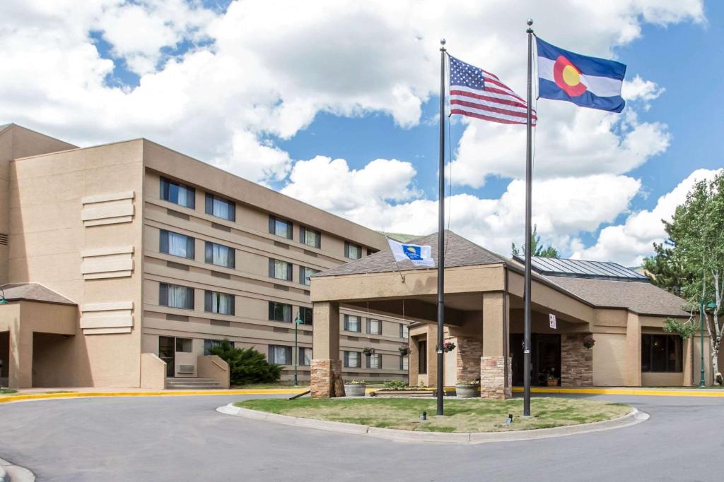 un hotel con banderas americanas y canadienses delante de él en Comfort Inn Near Vail Beaver Creek en Avon