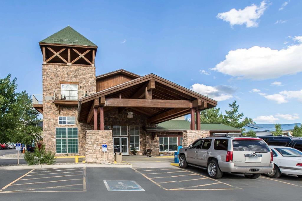 a car parked in a parking lot in front of a building at Quality Inn and Suites Summit County in Silverthorne