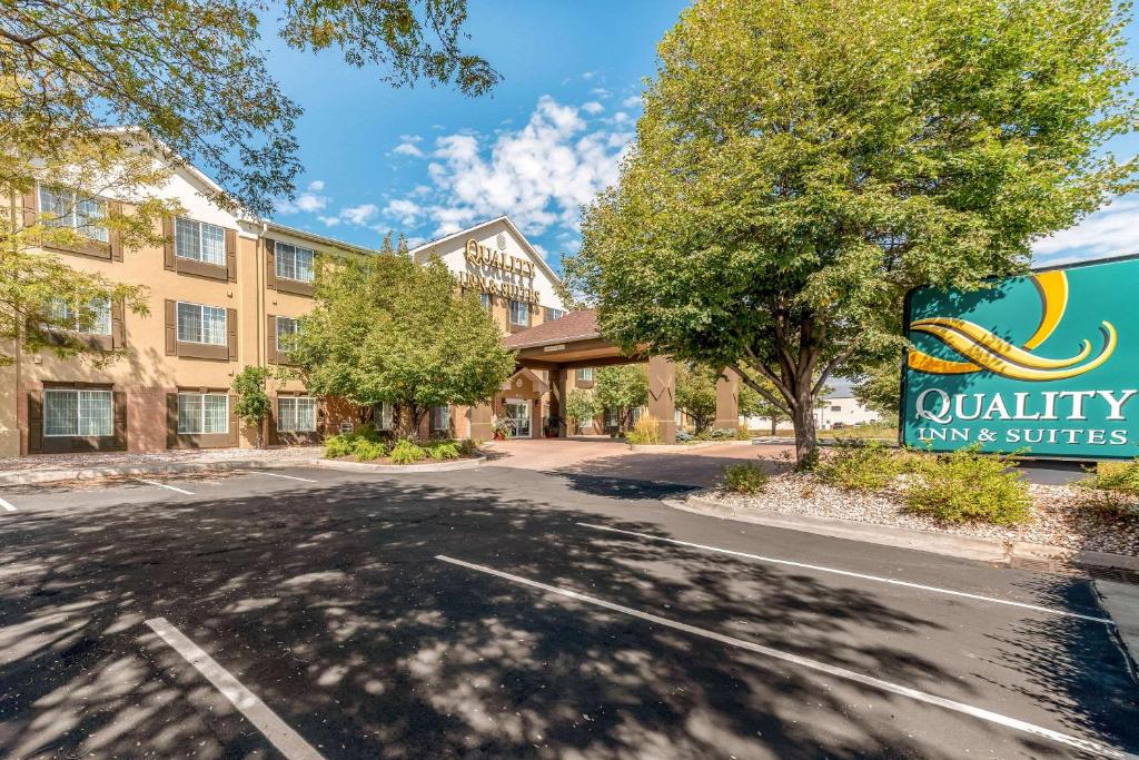 um edifício com um sinal para uma estalagem e suites de qualidade em Quality Inn & Suites University Fort Collins em Fort Collins