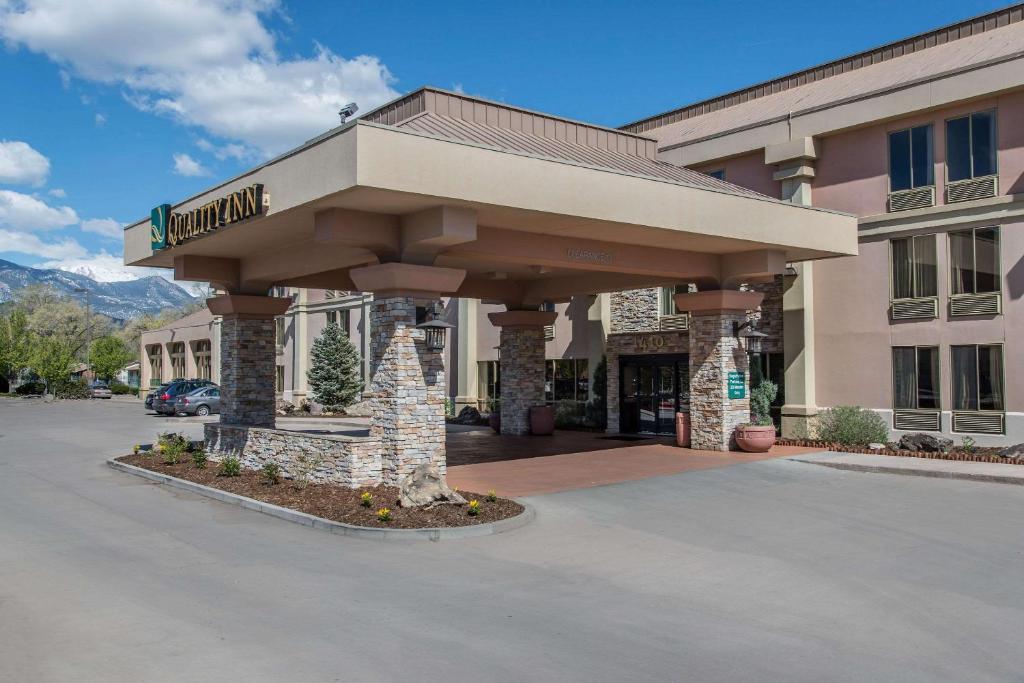 un hotel con un cartel que lee Union inn en Quality Inn South Colorado Springs, en Colorado Springs