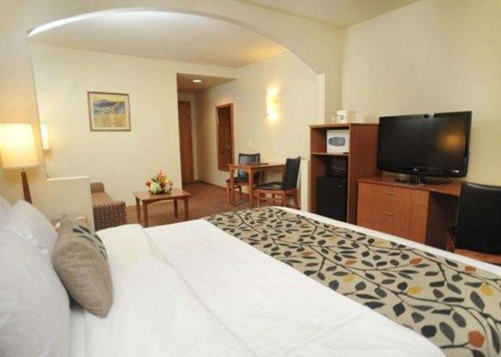 Una televisión o centro de entretenimiento en Sleep Inn Paseo Las Damas