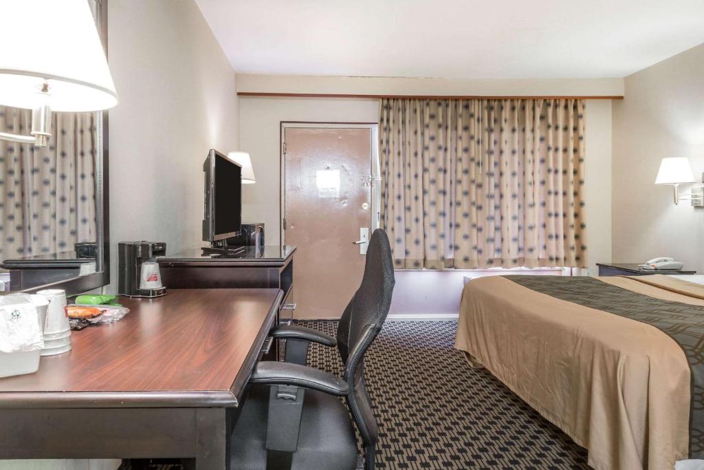 Econo Lodge - King Room - Smoking