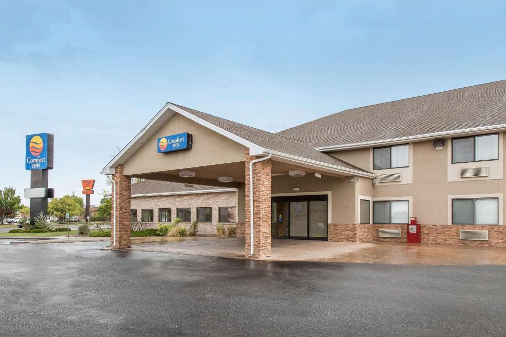 un hotel con un cartello di fronte a un edificio di Comfort Inn Grand Junction I-70 a Grand Junction