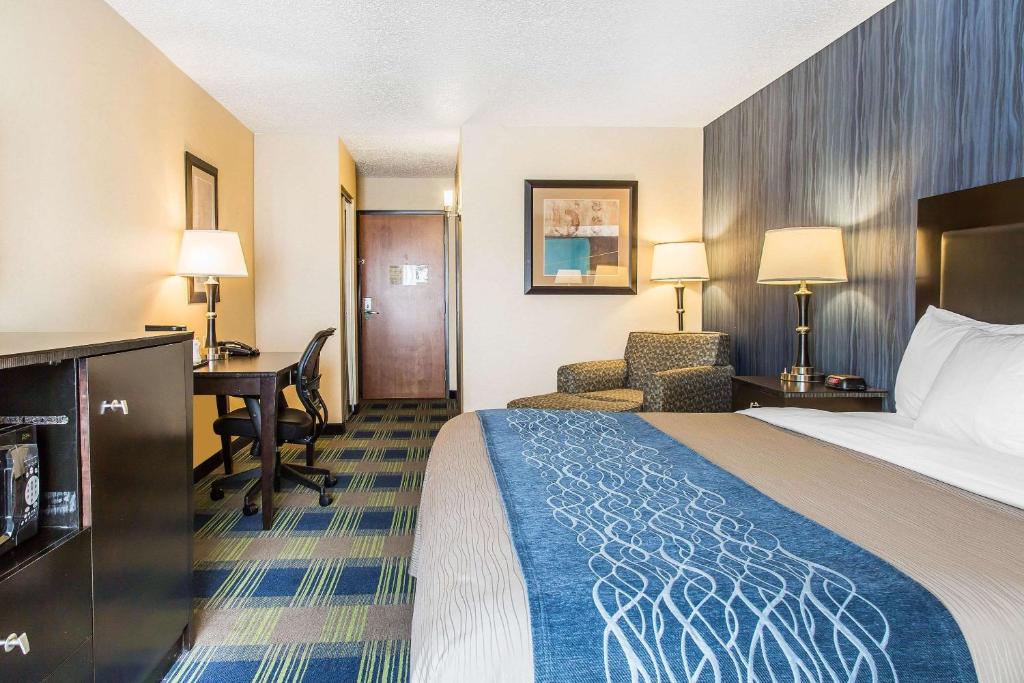 Comfort Inn & Suites Meriden East - King Room - Non-Smoking
