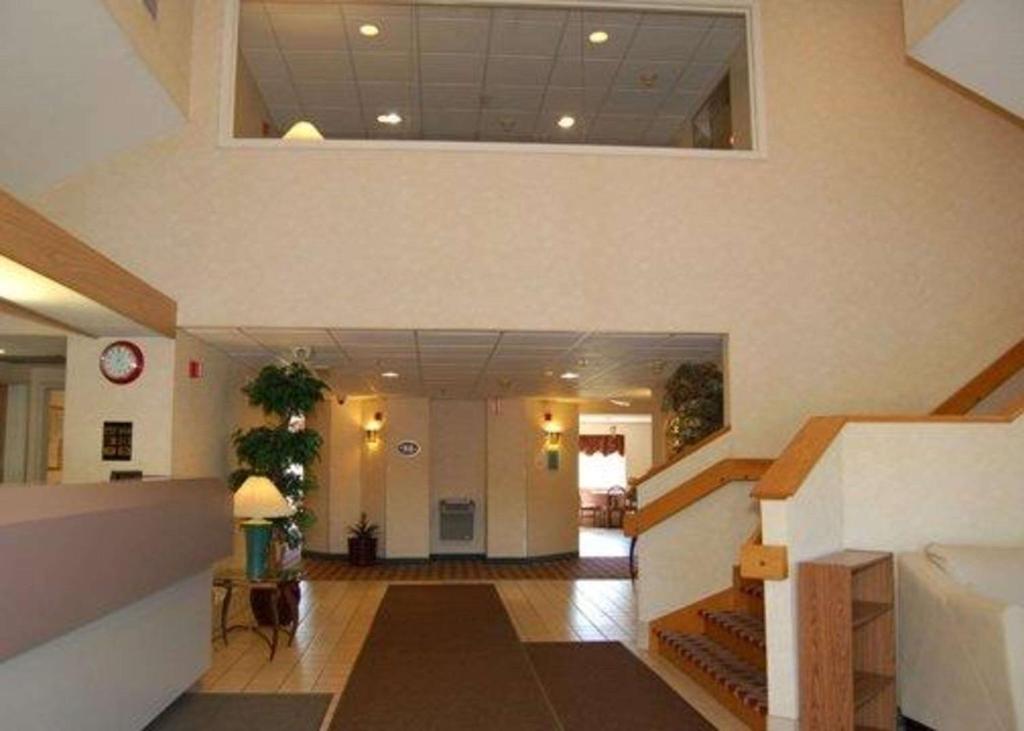 un couloir avec un escalier dans un bâtiment dans l'établissement Rodeway Inn Willington North, à Willington Hill