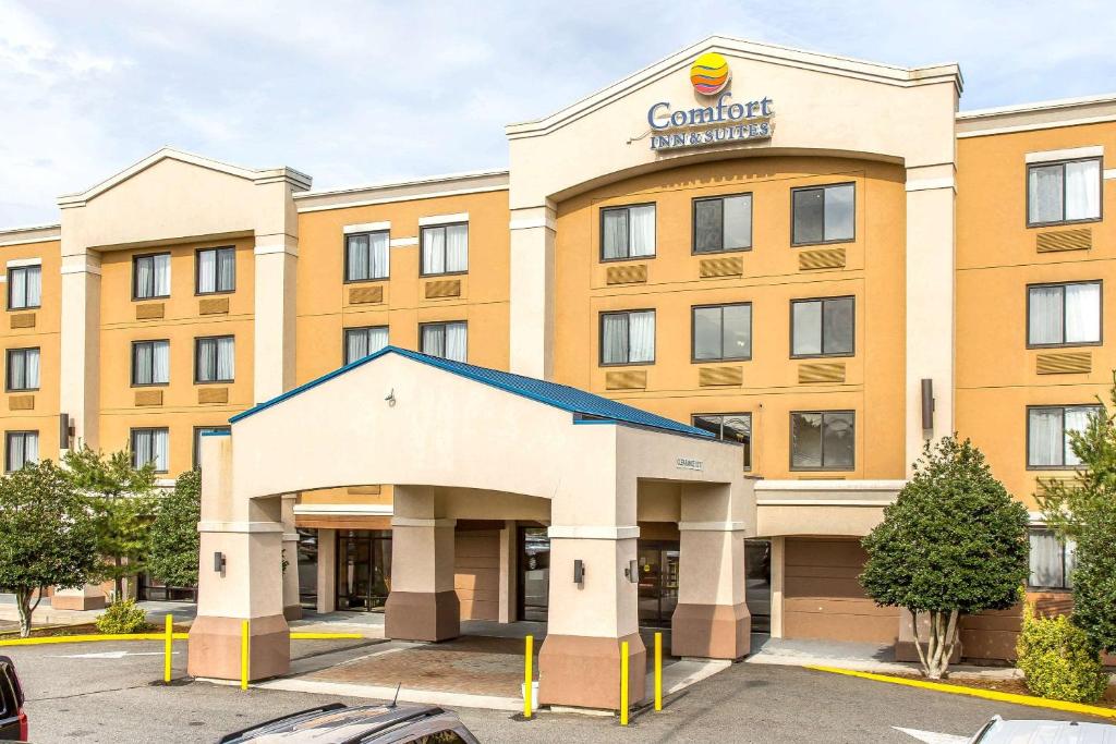 梅里登的住宿－Comfort Inn & Suites，酒店前方的 ⁇ 染