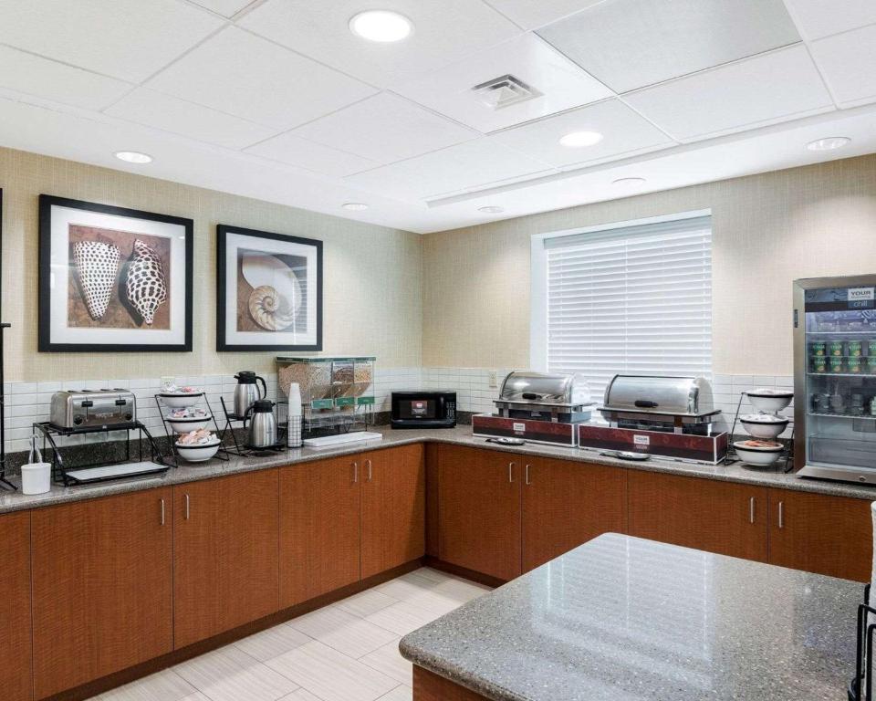 Kuchyň nebo kuchyňský kout v ubytování Comfort Inn Rehoboth Beach