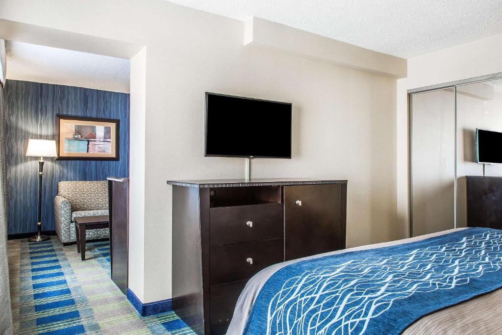 Comfort Inn & Suites Meriden East - King Suite - Non-Smoking