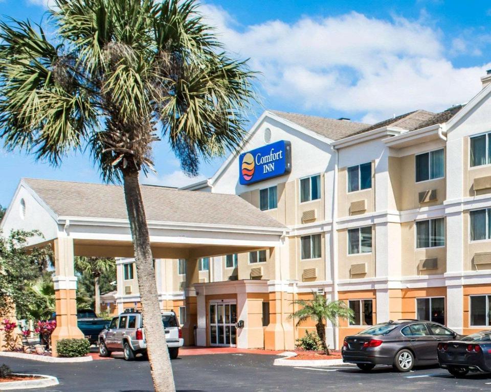 a hotel room with a palm tree on the front of it at Comfort Inn Fort Myers Northeast in Fort Myers