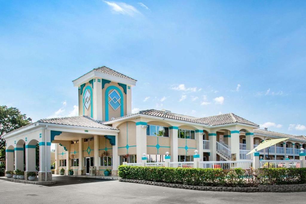 基西米Quality Inn Clermont West Kissimmee的建筑物正面效果图