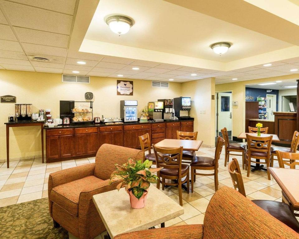 Kuchyň nebo kuchyňský kout v ubytování Mainstay Suites Dover