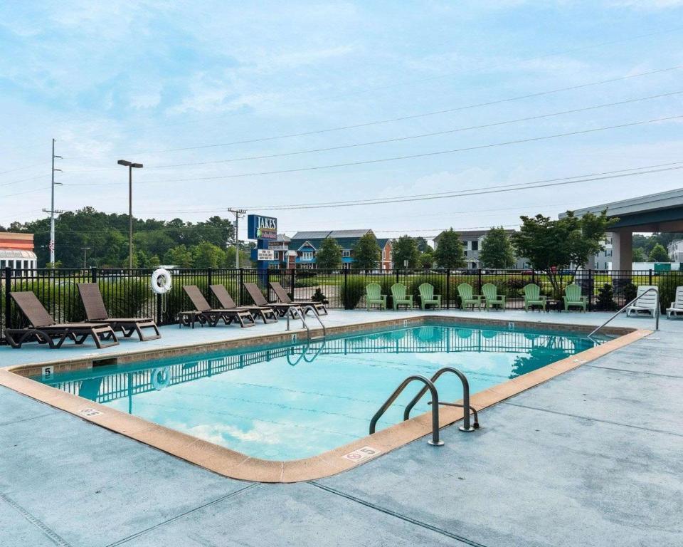 Bazén v ubytování Comfort Inn Rehoboth Beach nebo v jeho okolí