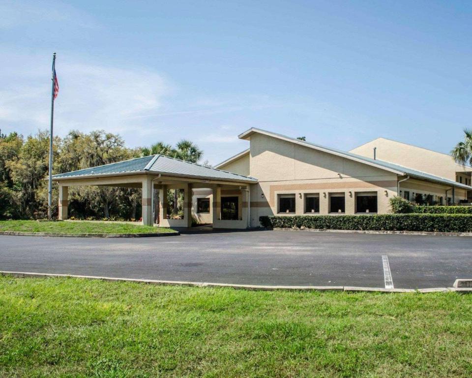 un edificio con una bandera delante de él en Quality Inn Crystal River, en Crystal River