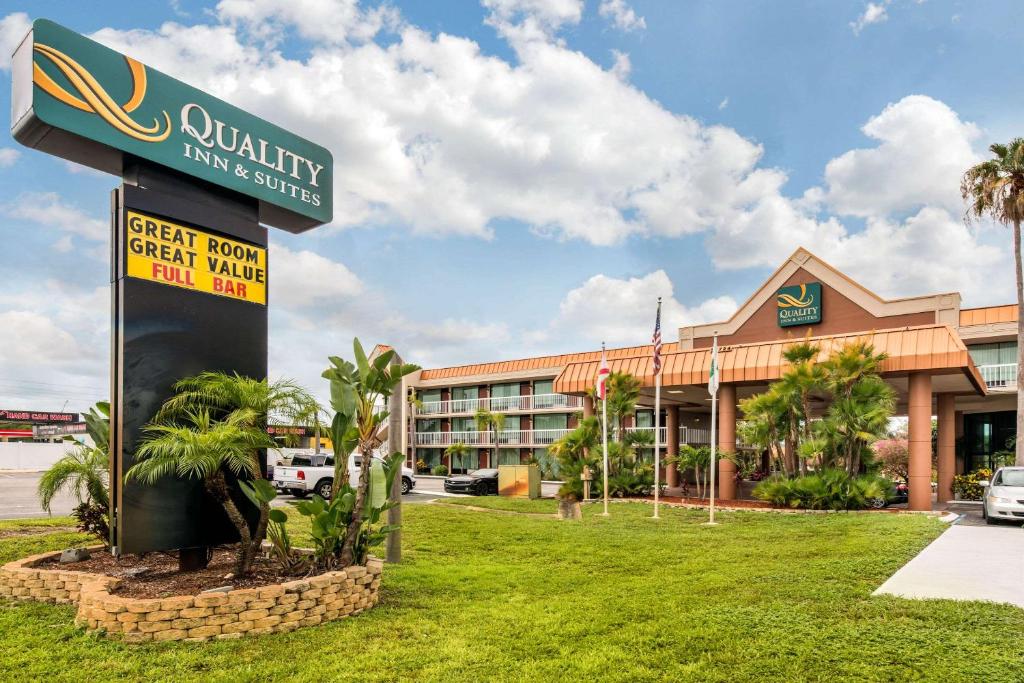 un hotel con un cartel frente a un edificio en Quality Inn & Suites Tarpon Springs South, en Tarpon Springs