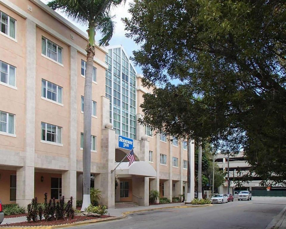 un edificio en una calle frente a un edificio en Rodeway Inn South Miami - Coral Gables, en Miami