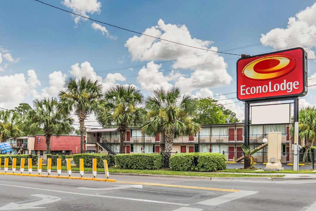 a sign for an endocoocoocoocoocoocoocoocoocoocooco at Econo Lodge North in Tallahassee