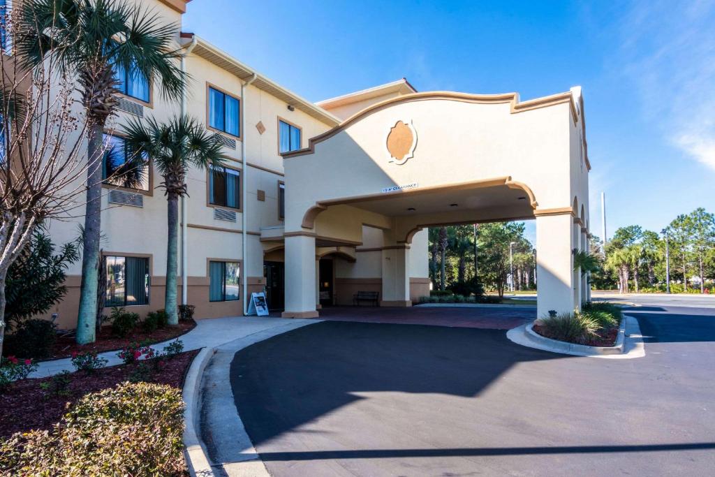 ein Gebäude mit einem Torbogen vor einem Gebäude in der Unterkunft Comfort Suites in Panama City Beach