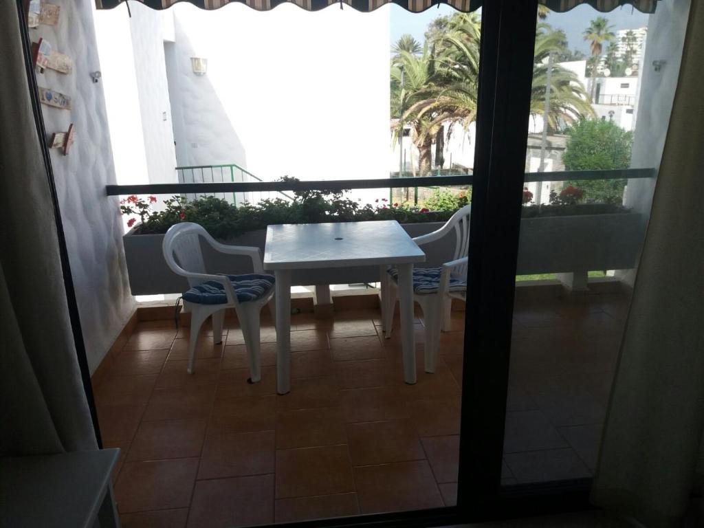 A balcony or terrace at APARTAMENTOS BUNGAMERICA n114