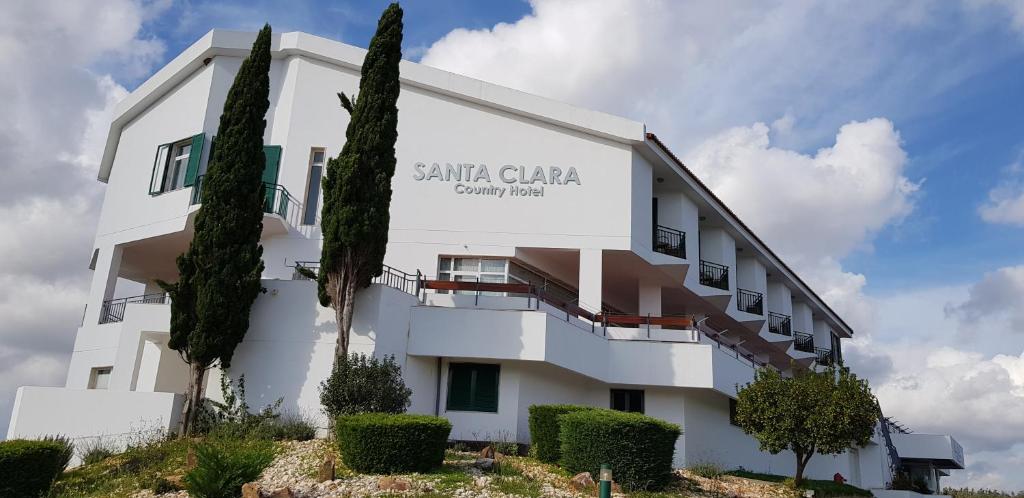un edificio blanco con un cartel que lee la casa de Santa Clara en Santa Clara Country Hotel, en Santa Clara-a-Velha