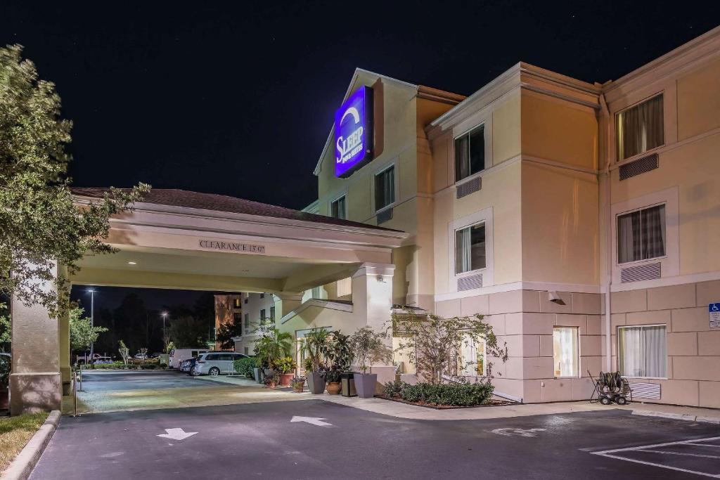 un hôtel avec un panneau à l'avant dans l'établissement Sleep Inn & Suites University-Shands, à Gainesville