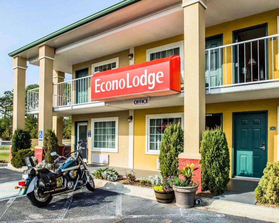 uma moto estacionada em frente a um edifício em Econo Lodge em Lloyd
