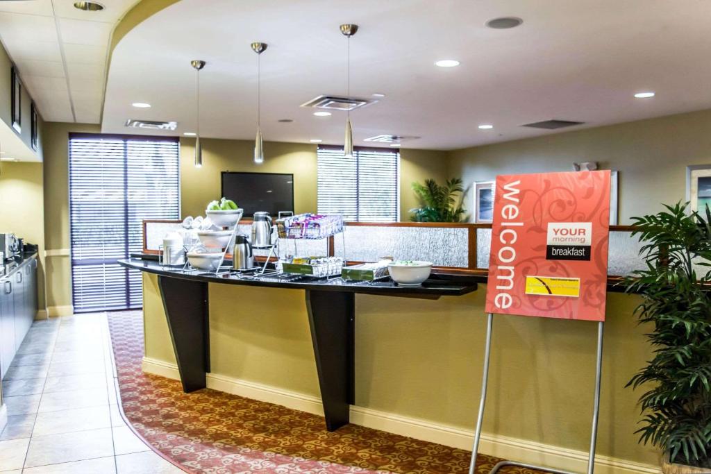 Kuchyň nebo kuchyňský kout v ubytování Comfort Suites Palm Bay - Melbourne