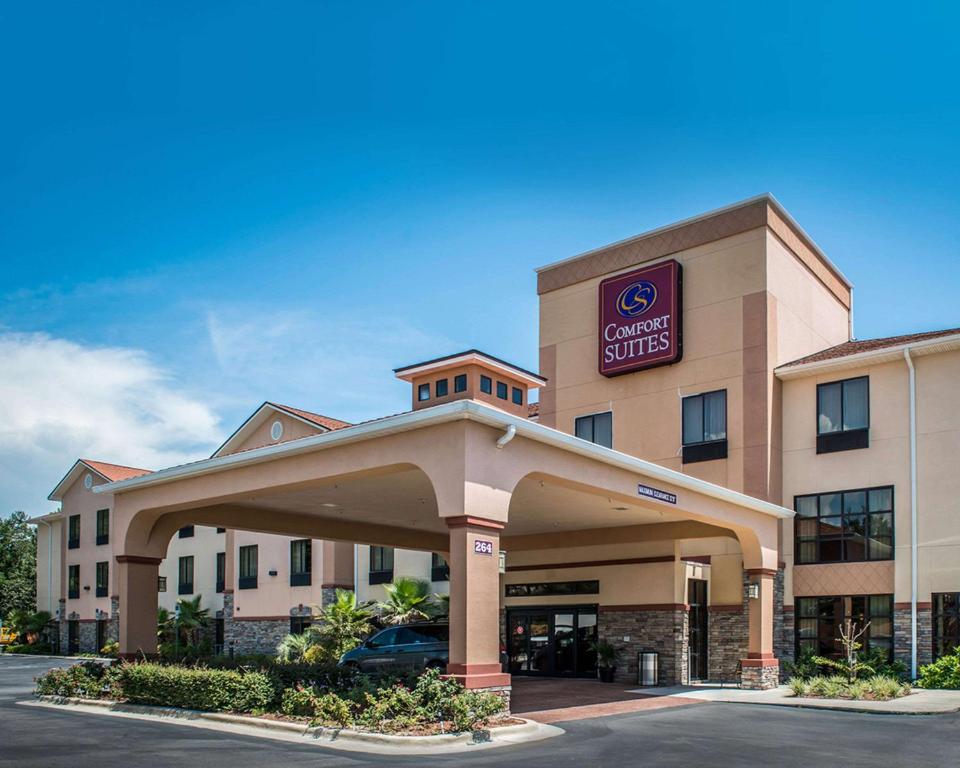 un edificio de hotel con un cartel que lee suites confort en Comfort Suites Panama City near Tyndall AFB en Panama City