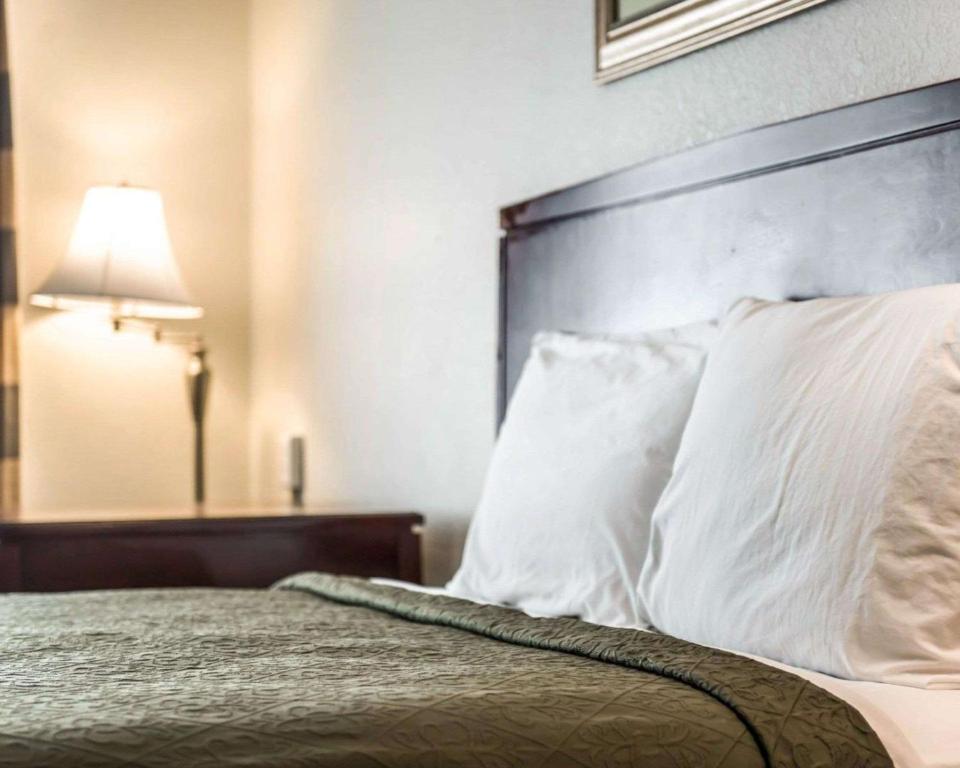 Econo Lodge - Chambre Roi Avec Canapé - Non-fumeur