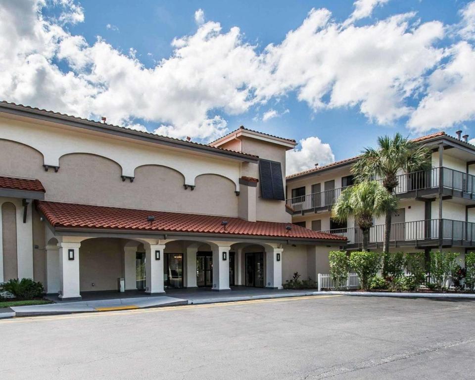 un gran edificio con un estacionamiento delante de él en Quality Inn & Suites By the Parks, en Orlando