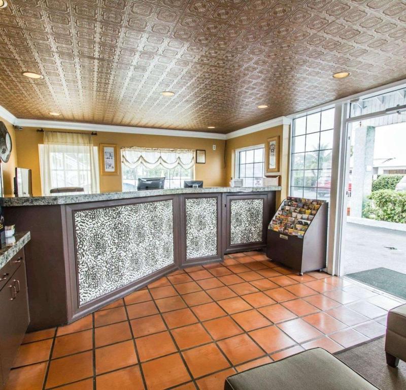 Kuchyň nebo kuchyňský kout v ubytování Econo Lodge Cocoa Beach - near the Port