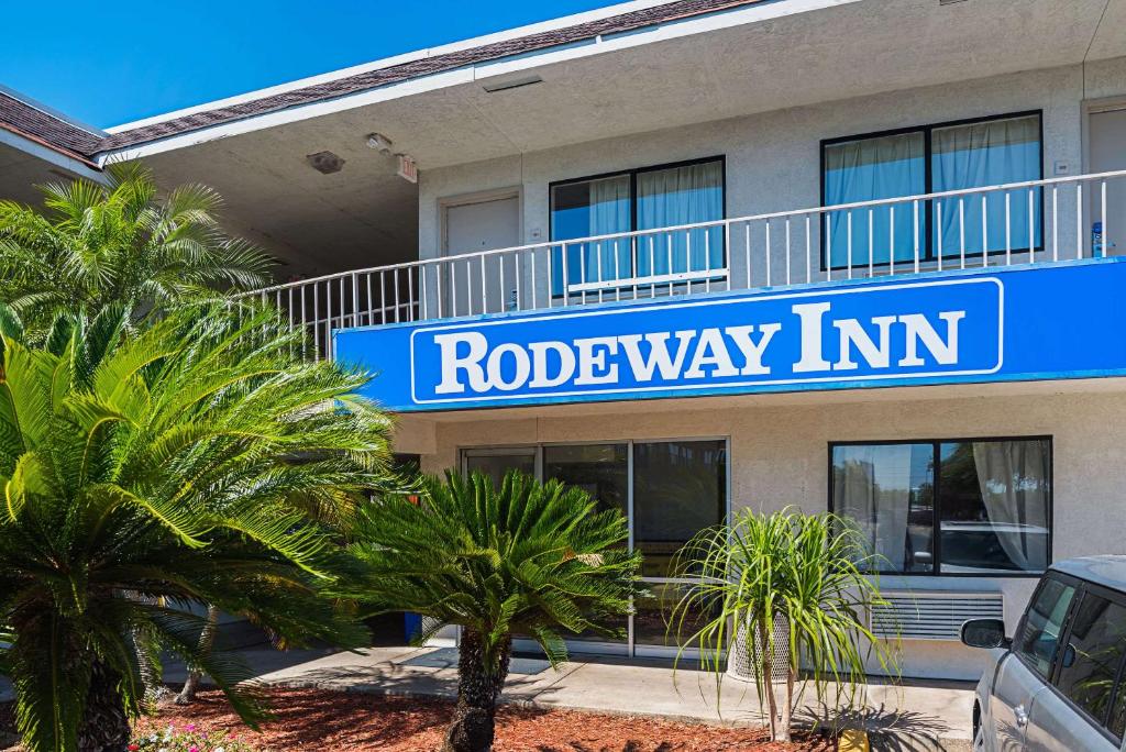 uma placa de rodeway inn em frente a um edifício em Rodeway Inn Kissimmee Maingate West em Orlando