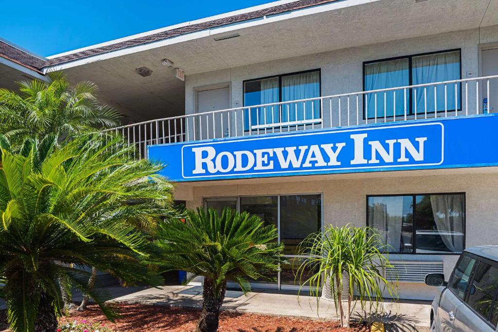 una señal de la posada de rodeos frente a un edificio en Rodeway Inn Kissimmee Maingate West, en Orlando