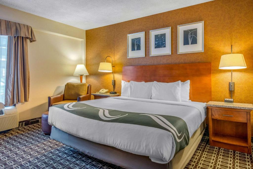 Quality Inn Savannah Historic District - King Room With Roll-In Shower - Accessible/Non-Smoking