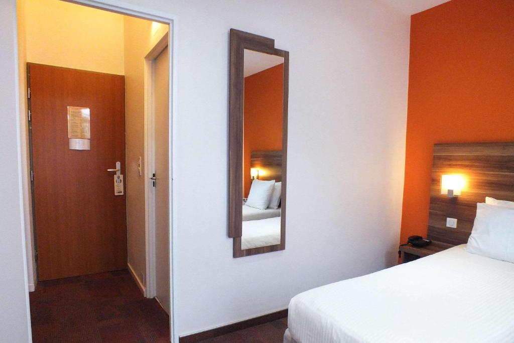 Postel nebo postele na pokoji v ubytování Hotel Cecil Metz Gare