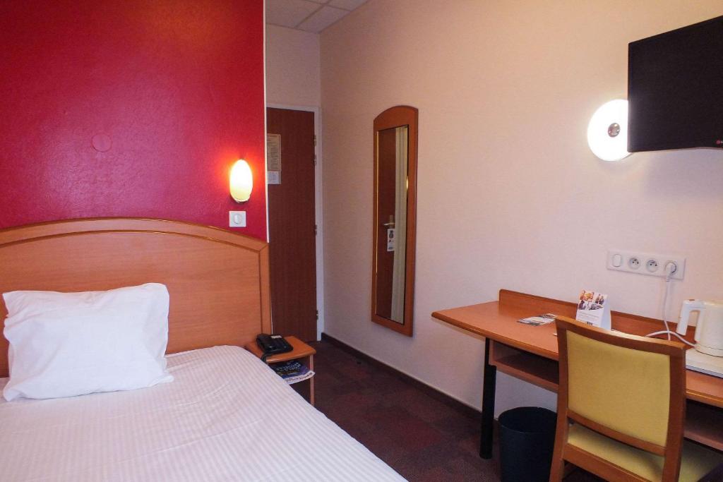 Postel nebo postele na pokoji v ubytování Hotel Cecil Metz Gare
