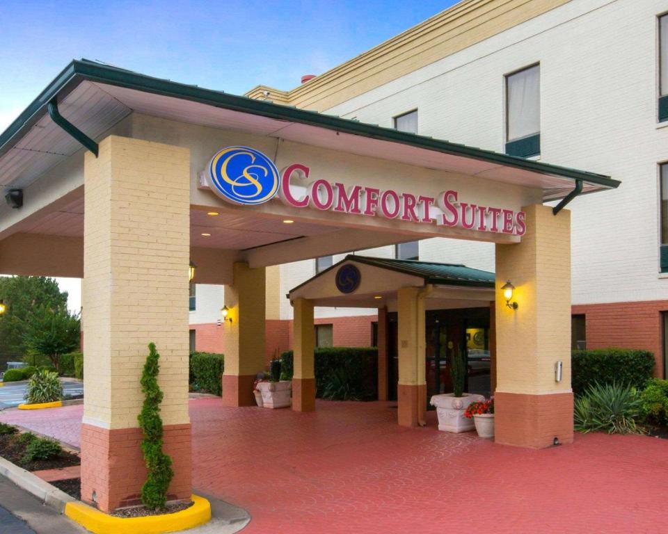 um sinal para uma entrada de garagem para um hotel em Comfort Suites Cumming-Atlanta near Northside Hospital Forsyth em Cumming
