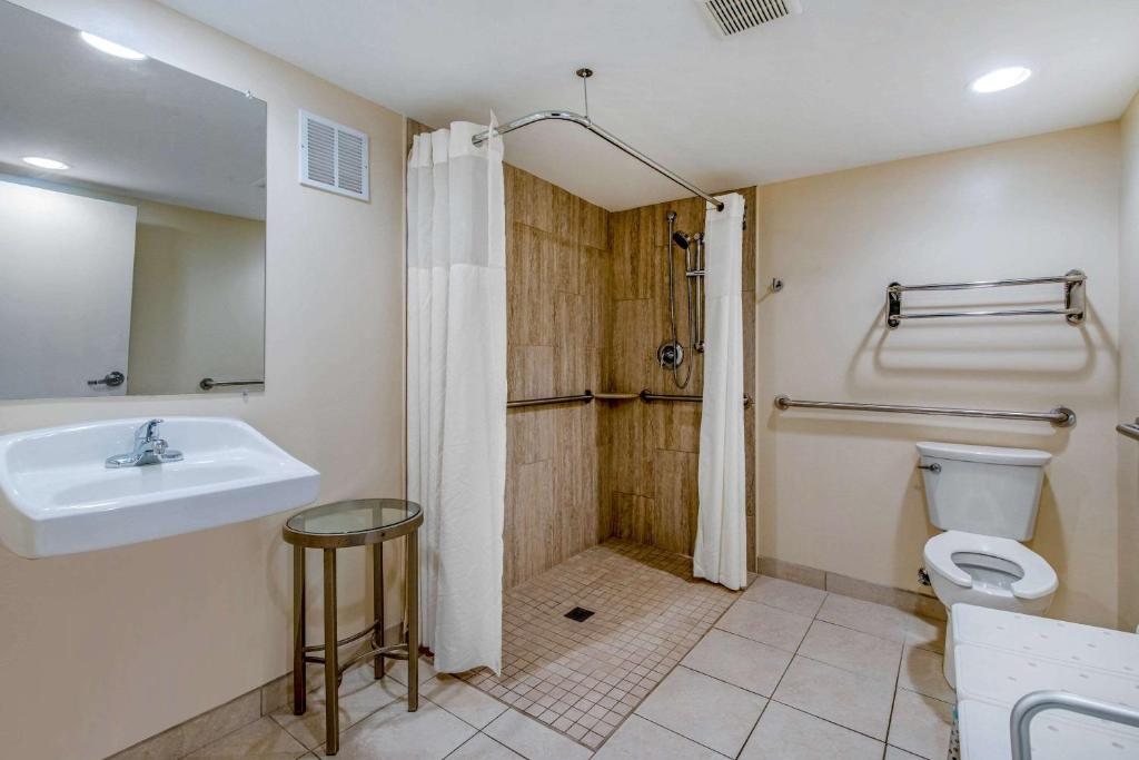 Quality Inn Savannah Historic District - King Room With Roll-In Shower - Hearing Accessible/Non-Smoking
