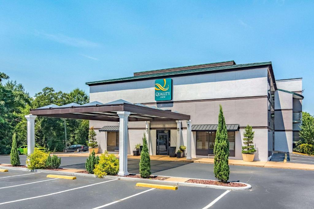 une station-service avec un panneau à l'avant de celle-ci dans l'établissement Quality Inn Columbus, à Columbus