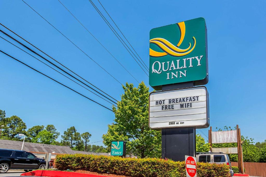um sinal para uma estalagem de qualidade com um wi-fi não pequeno-almoço gratuito em Quality Inn Atlanta Northeast I-85 em Atlanta
