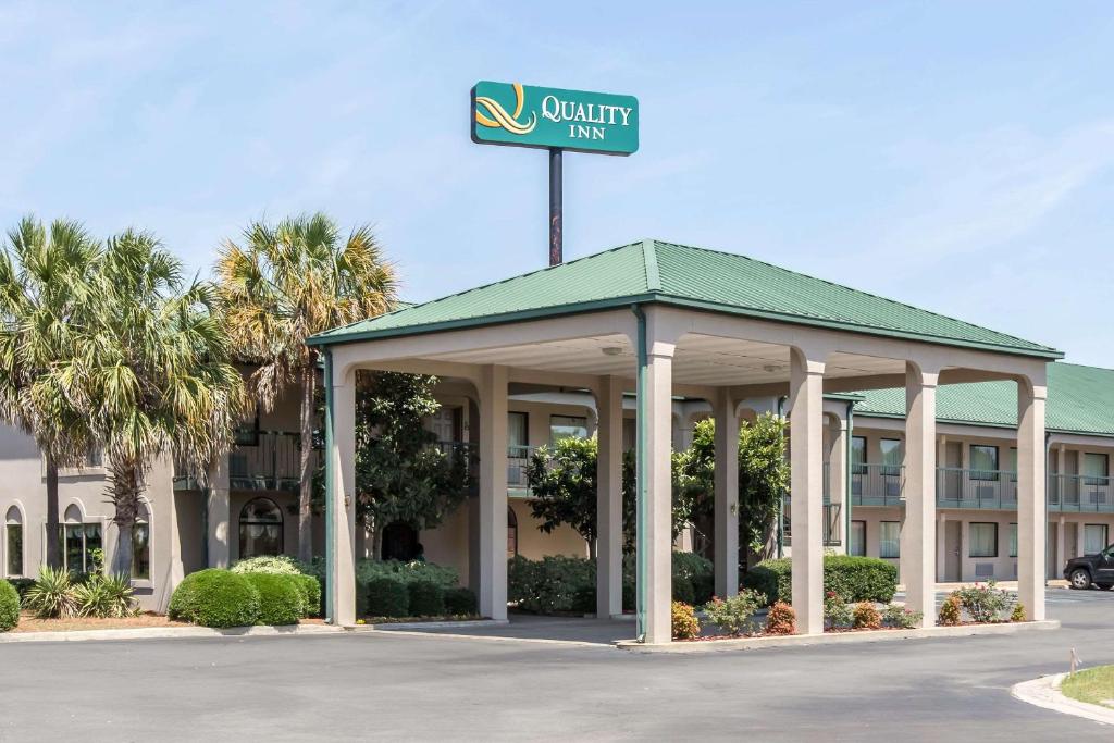 a front view of a hotel with a gazebo at Quality Inn in Cordele