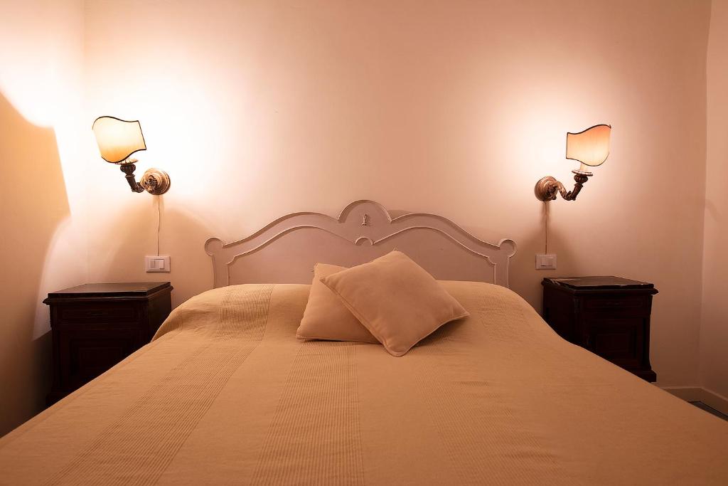 ジェノヴァにあるCasa Costa Romanticaのベッドルーム1室(枕付)