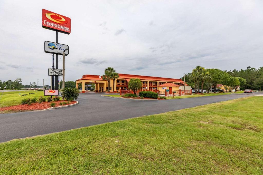 un edificio al lado de una carretera en Econo Lodge, en Kingsland