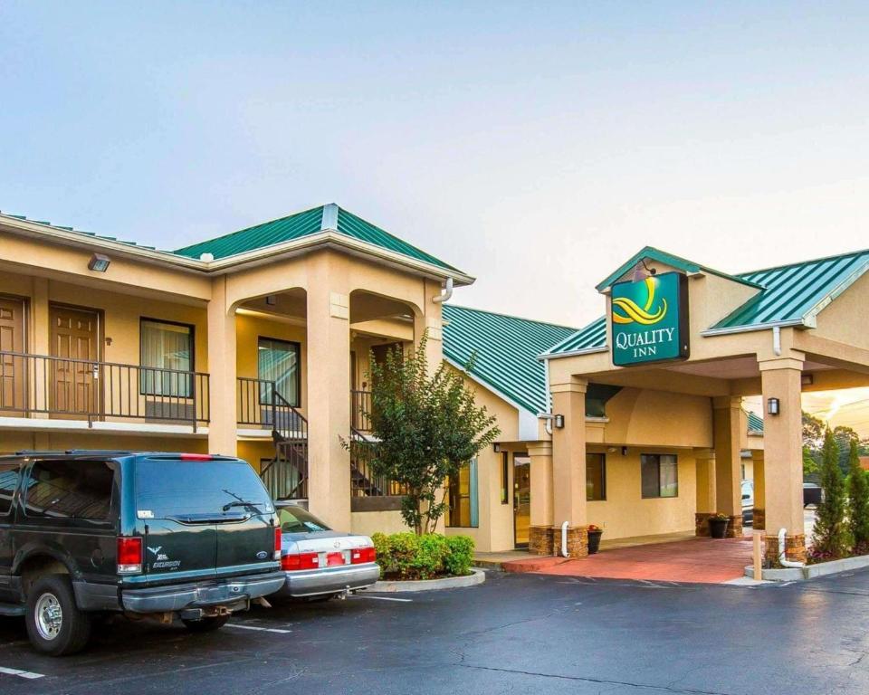 un hotel con un todoterreno estacionado frente a él en Quality Inn Dahlonega Near University, en Dahlonega