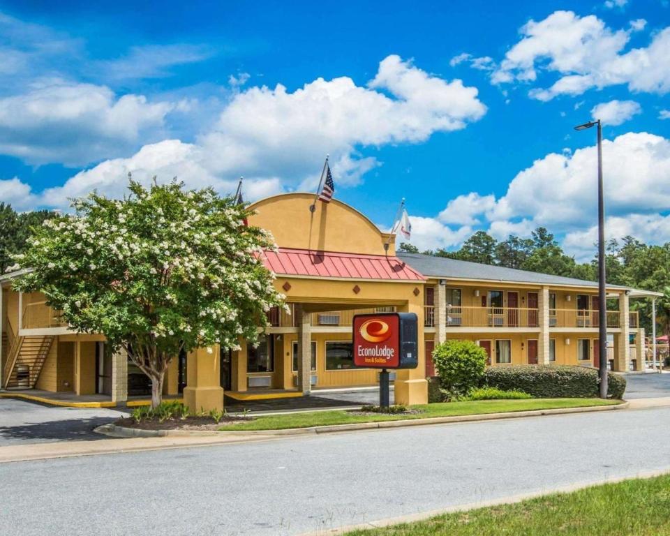 um edifício amarelo com um sinal em frente em Econo Lodge Inn & Suites at Fort Moore em Columbus