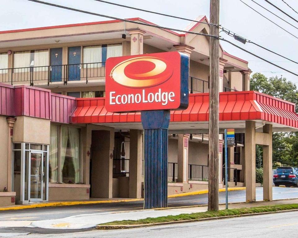 Um edifício com um letreiro colombiano à frente. em Econo Lodge em Atlanta