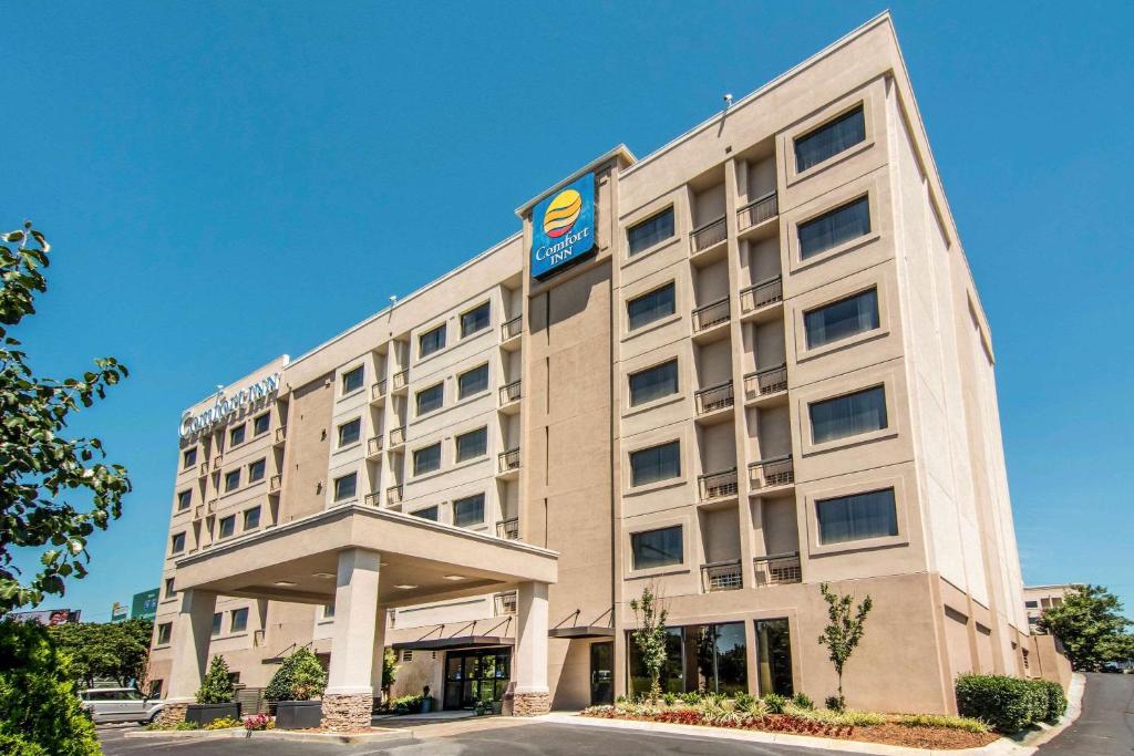 亞特蘭大的住宿－Comfort Inn Atlanta Downtown South，一座酒店大楼,上面有标志