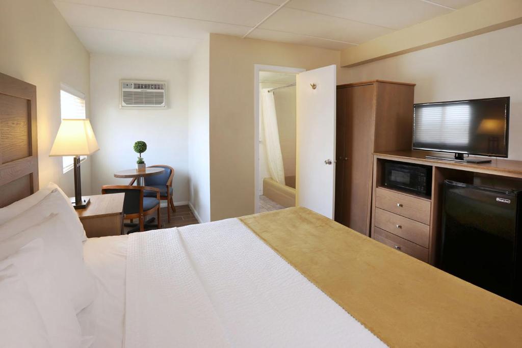 Postel nebo postele na pokoji v ubytování Matador Oceanfront Resort