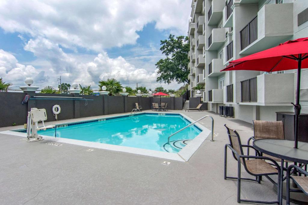 a swimming pool with a table and chairs and a building at Comfort Inn Sandy Springs - Perimeter in Atlanta