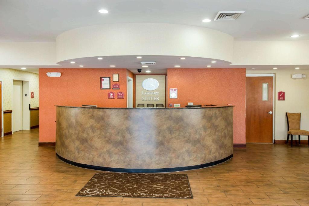 הלובי או אזור הקבלה ב-Comfort Suites Golden Isles Gateway